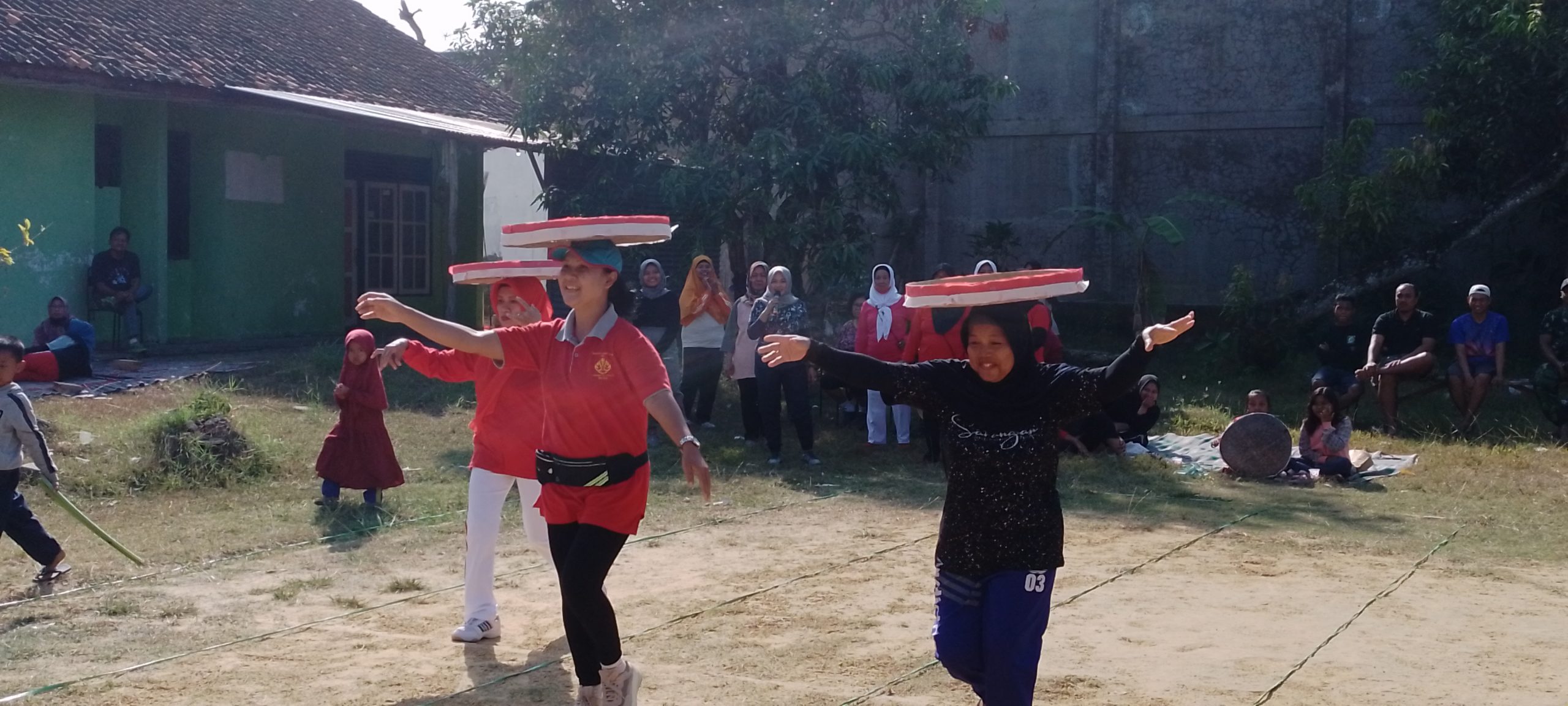 Emak emak di Jalan Manggar, belakang kantor CPM Blora saat mengikuti lomba Nyunggi Tampah, di lapangan CPM Blora, Minggu (13/8/2023).