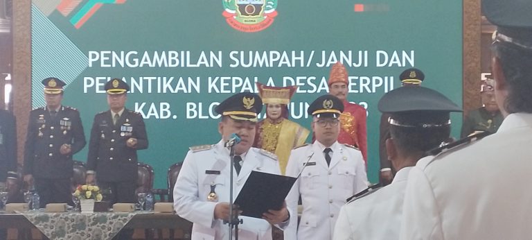 Bupati Arief Rohman saat memberikan sambutan di acara Sumpah/Janji dan Pelantikan Kepala Desa Terpilih Kabupaten Tahun 2023, di Rumdin, pada Kamis (17/8).