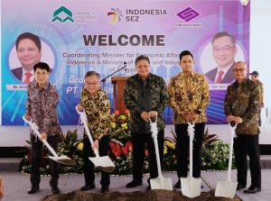 Airlangga Hartarto, Gam Kim Yong didampingi Bupati Kendal Dico saat ground breaking pabrik tekstil PT. Dongjin di KIK, pada Jumat (18/8/2023). (Foto Istimewa).
