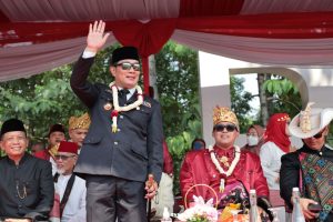 Gubernur Jawa Barat, Ridwan Kamil bersama Plt. Wali Kota Bekasi, Tri Adhianto saat menghadiri Karnaval PNBK 2023, Minggu (20/8). (Foto : Twitter @mas_triadhianto).