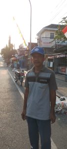 Bambang, koordinator lapangan petugas kebersihan DLH Blora saat disambangi wartawan baru baru ini, Sabtu (26/8).