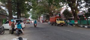 Truk kebersihan dari DLH Blora nampak mengangkut sampah usai Karnaval HUT Ke 78 Kemerdekaan RI di Blora, Sabtu (26/8).