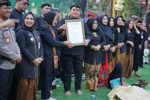 Bupati Arief Rohman didampingi Wakil Bupati Blora Tri Yuli Setyowati saat menerima penghargaan rekor dunia dari MURI, sebanyak 9.640 Sego Berkat Bungkus Daun Jati, di Jalan Pemuda dalam Tasyakuran HUT 78 Kemerdekaan RI, Rabu (16/8).