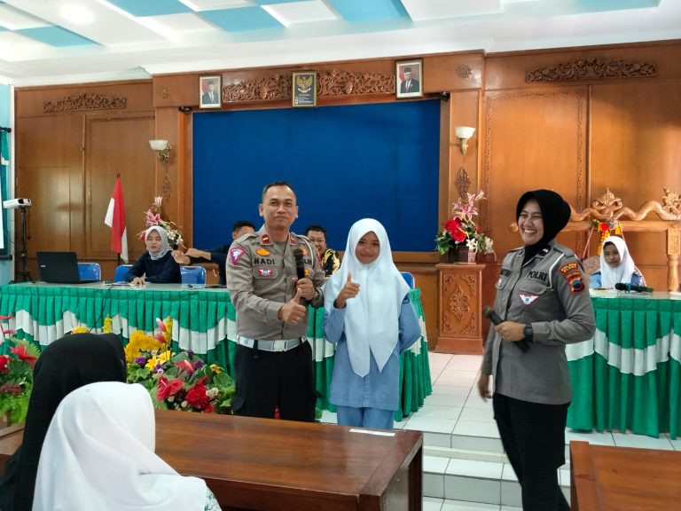 Satlantas Polres Blora saat sosialisasi tertib berlalu lintas di SMK Negeri 1 Blora, Rabu (2/8/2023).