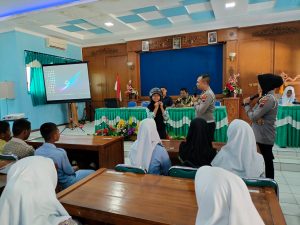 Satlantas Polres Blora saat sosialisasi tertib berlalu lintas di SMK Negeri 1 Blora, Rabu (2/8/2023).
