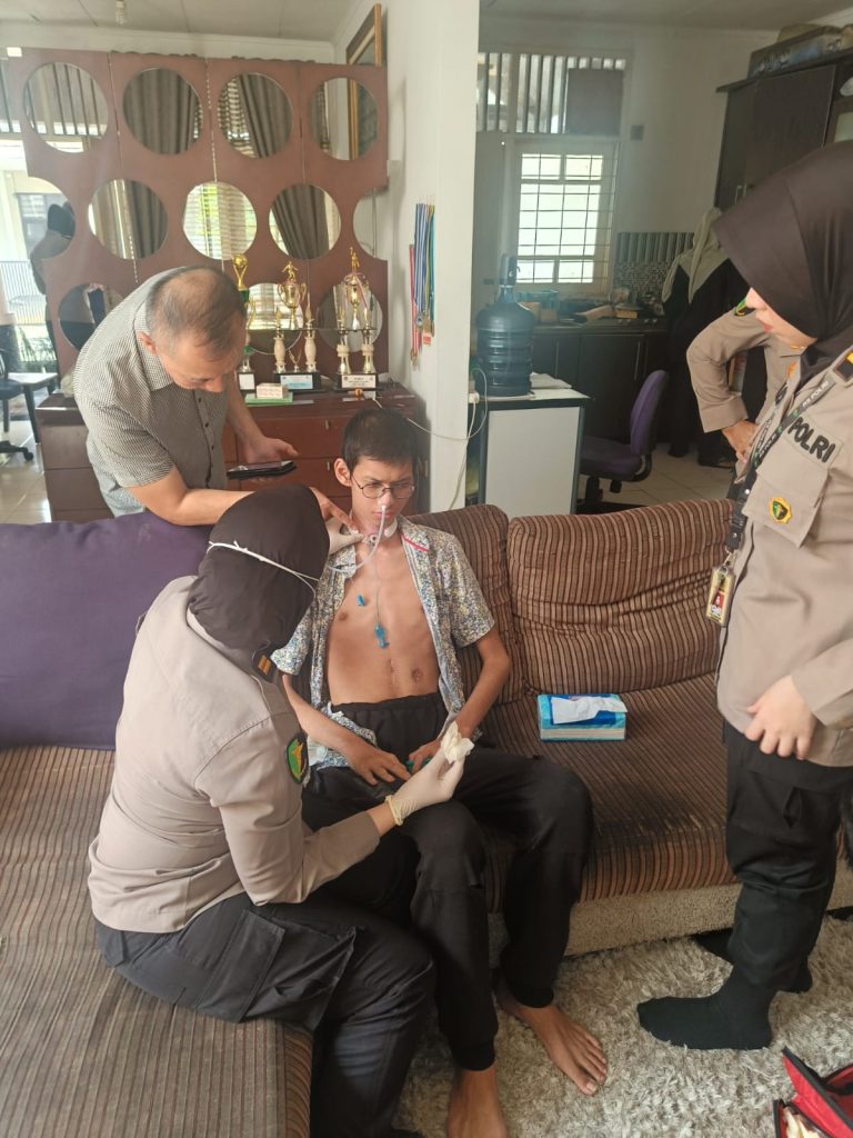 Tim Dokkes dan Polres Jaksel menyambangi kediaman mahasiswa korban jeratan kabel optik.