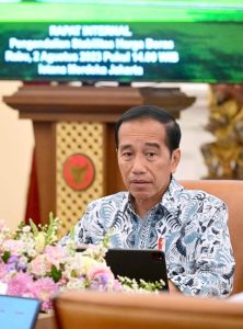 Presiden Joko Widodo saat menggelar rapat terbatas bersama jajarannya di Istana Merdeka, Jakarta, pada Rabu, 2 Agustus 2023.