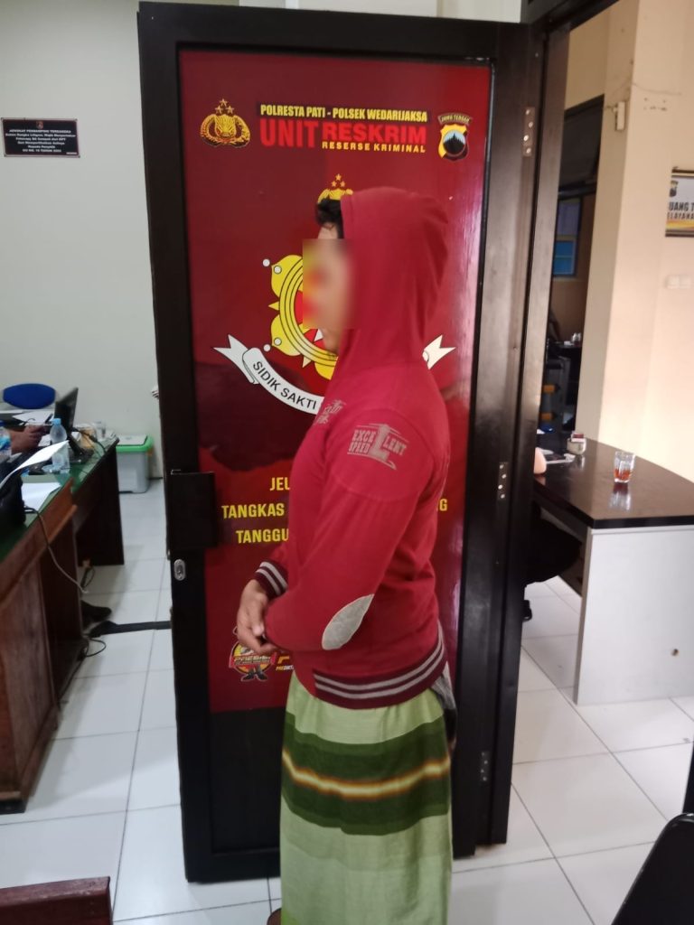 Aksi bejat pelaku dilancarkan seorang diri dengan mengendarai sepeda motor miliknya.