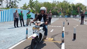 Polisi saat mencoba sirkuit baru ujian SIM C di kantor Satpas SIM Polres Blora, Senin (7/8/2023).