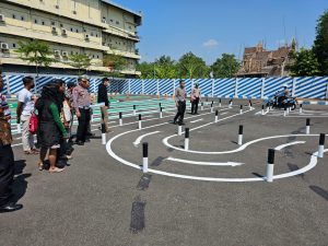 Anggota Satlantas Polresta Pati saat uji sirkuit baru SIM C, Senin (7/8/2023).