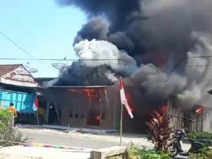 Akibat Bakar Limbah Kayu, Satu Rumah Janjang Blora Ludes Terbakar