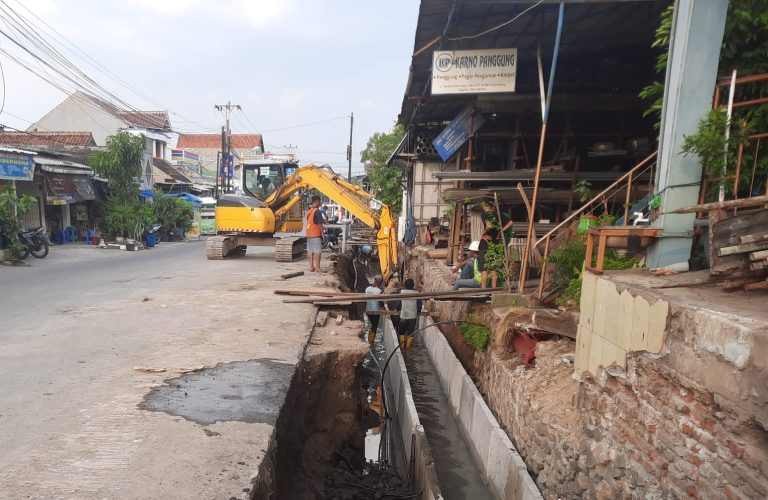 Pemerintah Kota Semarang melalui Dinas Pekerjaan Umum atau DPU terus melakukan percepatan sejumlah pembangunan infrastruktur jalan raya di Ibu Kota Provinsi Jawa Tengah.