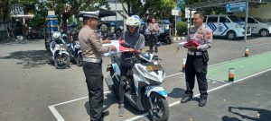 Salah satu tukang ojek setempat saat uji 4 sirkuit praktek ujian SIM C di Satlantas Polres Demak, Selasa (8/8/2023).