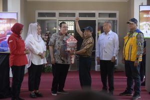 Mochamad Herviano Widyatama secara simbolis menyerahkan kunci rusun kepada salah satu warga eks Kebonharjo.