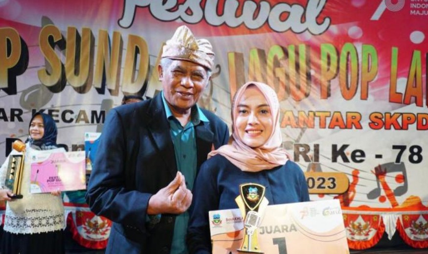 Bupati Garut Rudy Gunawan, bersama peserta Festival Lagu Pop Sunda dan Pop Lawas dalam rangka memeriahkan HUT Kemerdekaan RI ke-78.