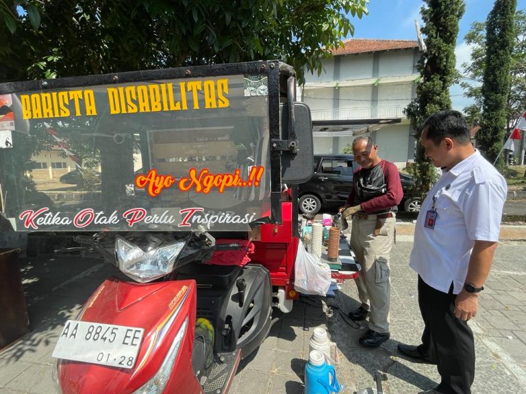 Marsiana warga Papoan, Kelurahan Madureso, Temanggung penjual kopi keliling.