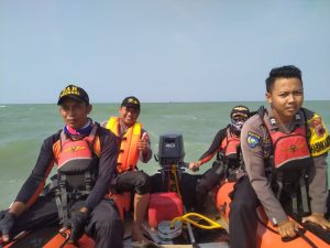 Tim Sar Gabungan saat melakukan perairan di Kragan Kecamatan Kragan Kabupaten Rembang, Minggu (12/8/23).