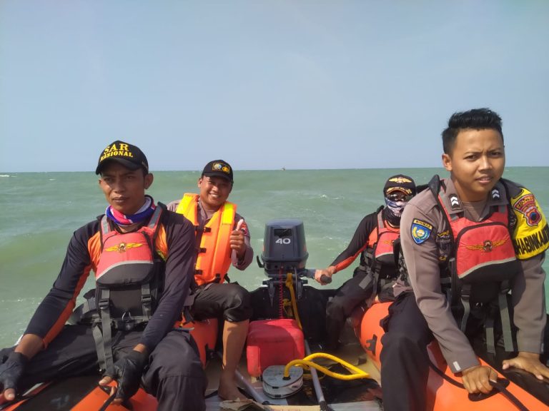 Tim Sar Gabungan saat melakukan perairan di Kragan Kecamatan Kragan Kabupaten Rembang, Minggu (12/8/23).