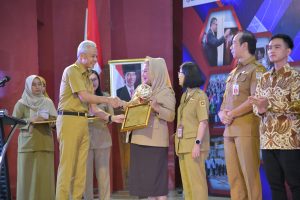 Gubernur Jawa Tengah, Ganjar Pranowo saat menyerahkan penghargaan Bangkom Jateng Award 2023 kepada Wali kota Semarang Hevearita Gunaryanti Rahayu di Gedung Sasana Widya Praja BPSDMD, Senin (14/8). 