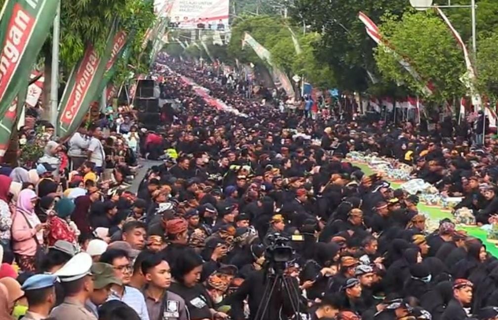 Sebanyak 5.731 peserta mengenakan pakaian adat samin di 295 desa/kelurahan se -Kabupaten Blora dari seluruh unsur pemerintahan, swasta, tokoh masyarakat dan masyarakat umum, ikut memeriahkan Tasyakuran HUT ke-78 RI tahun 2023 di Jalan Pemuda Blora, pada Rabu (16/8).