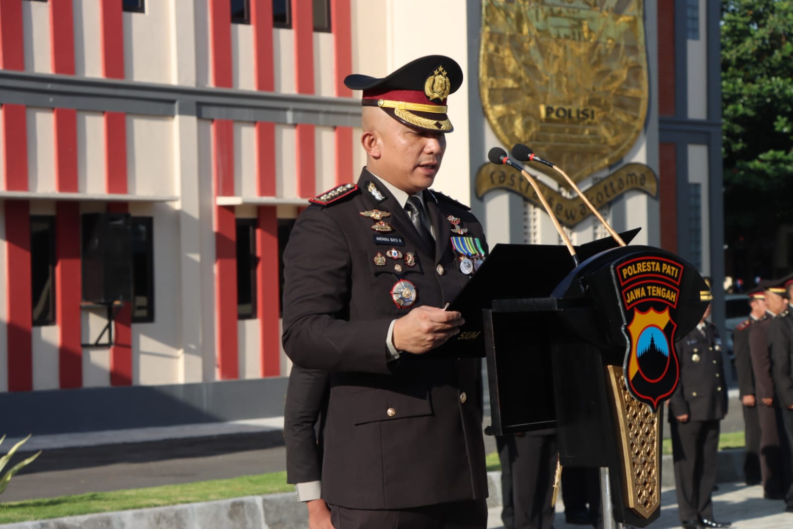 Kapolresta Kombes Pol Andhika Bayu Adhittama saat memimpin upacara bendera Hari Kemerdekaan Republik Indonesia yang ke-78 di halaman depan Mapolresta Pati, Kamis (17/8/2023).