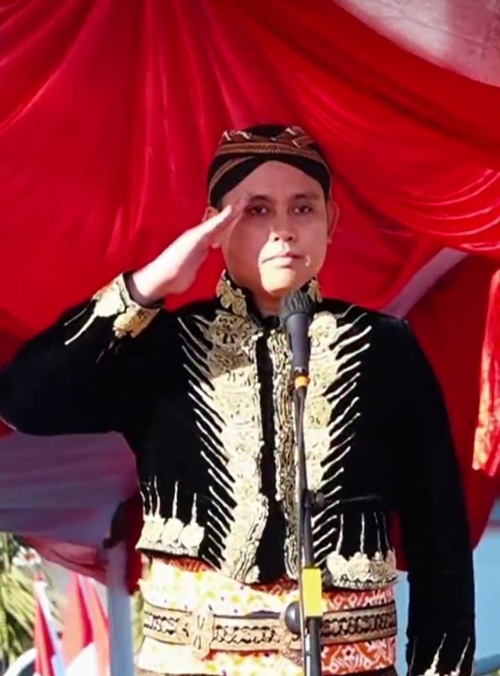 Bupati Kendal Dico M. Ganinduto menjadi Inspektur Upacara (Irup) pada upacara Peringatan Hari Ulang Tahun (HUT) ke-78 Republik Indonesia di Alun – Alun Kota Kendal, Kamis (17/8).
