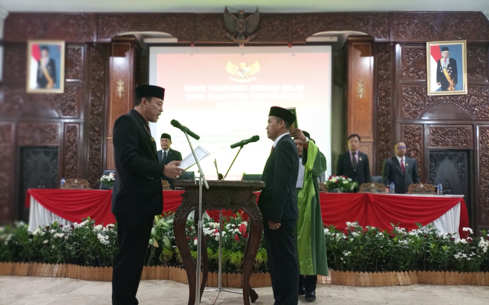 Dialah Rustam Junaedi, ia diangkat sebagai anggota PAW DPRD Karanganyar dari Fraksi Golongan Karya (Golkar) menggantikan Tutik Rushandini