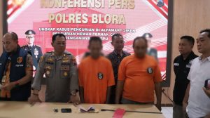 Dua (2) pelaku tindak pidana pencurian di Cepu Blora saat digelandang di Mapolres Blora, Jumat (18/8).