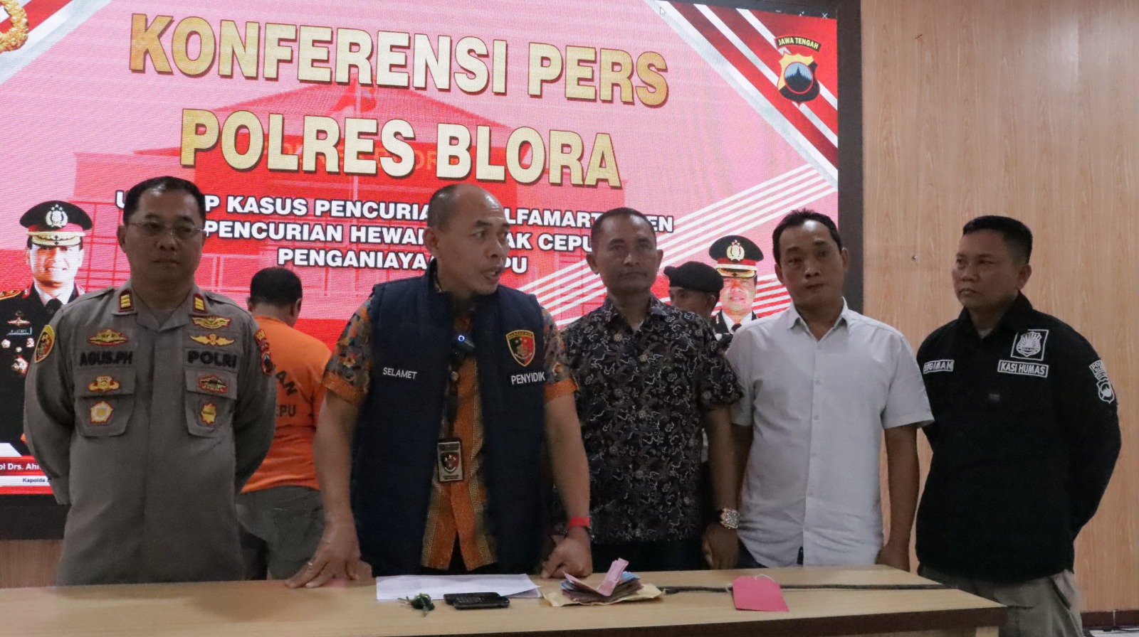 Kasatreskrim Polres Blora bersama jajaran saat konferensi pers penangkapan dua (2) pelaku curi sapi di Cepu Blora saat digelandang di Mapolres Blora, Jumat (18/8).
