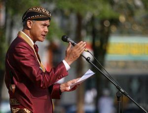 Gubernur Jawa Tengah, Ganjar Pranowo saat memimpin upacara peringatan HUT ke-78 Provinsi Jawa Tengah yang digelar di Alun-Alun Brebes, Sabtu (19/8/2023).