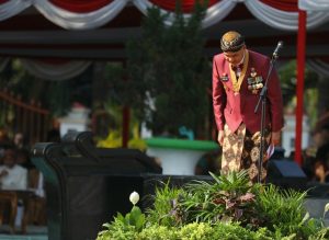 Ganjar Pranowo membungkukkan badan di hadapan masyarakat memberi penghormatan.