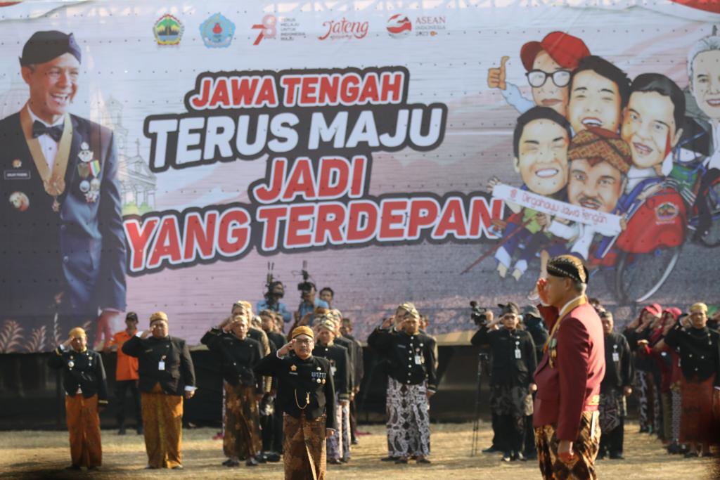 Gubernur Jawa Tengah, Ganjar Pranowo saat memimpin upacara peringatan HUT ke-78 Provinsi Jawa Tengah yang digelar di Alun-Alun Brebes, Sabtu (19/8/2023).