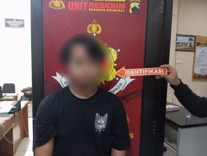 Kedua pelaku kini ditahan di Sat Reskrim Polresta Pati dan menyita barang bukti berupa pisau lipat stanliss, kaos warna merah dan kaos hitam terdapat bercak darah. 