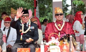 Gubernur Jawa Barat, Ridwan Kamil bersama Plt. Wali Kota Bekasi, Tri Adhianto saat menghadiri Karnaval PNBK 2023, Minggu (20/8).