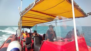 Tim SAR gabungan terus melakukan pencarian di titik koordinat 06°20'53" S 110°38'49" E , hilangnya KMP Udang Sari 1 diperairan Kedung Jati, Senin (21/8).