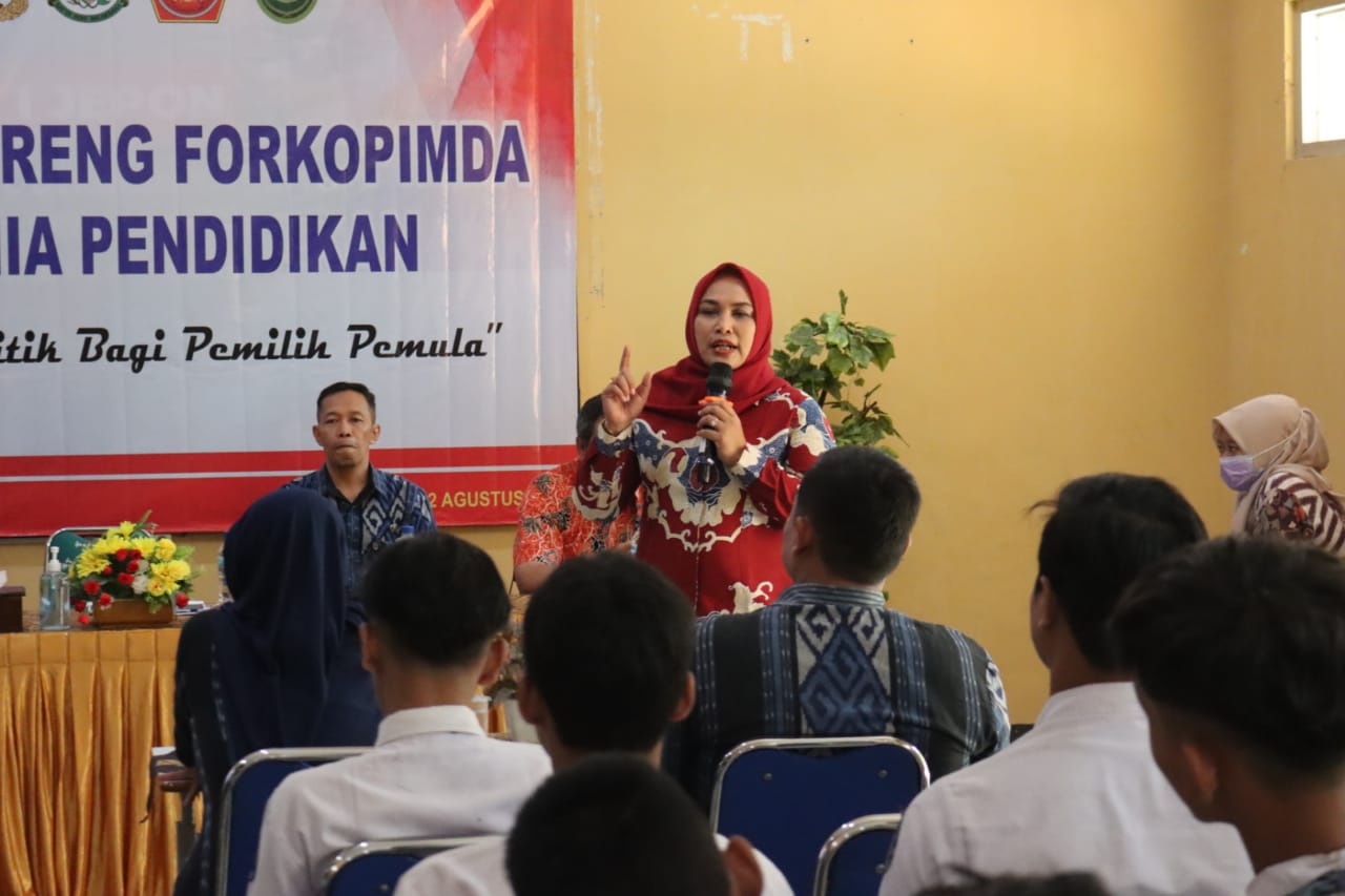 Wakil Bupati Blora Tri Yuli Setyowati saat memberikan sambutan Ngobrol Bareng Forkompimda dan Pendidikan Politik Bagi Pemilih Pemula di aula SMKN 1 Jepon, Selasa (22/8/2023).