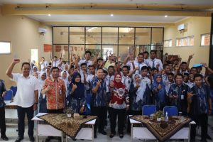 Wakil Bupati Blora Tri Yuli Setyowati saat foto bersama Ngobrol Bareng Forkompimda dan Pendidikan Politik Bagi Pemilih Pemula di aula SMKN 1 Jepon, Selasa (22/8/2023).