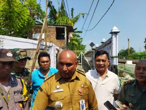 Camat Semarang Tengah Kota Semarang Aniceto Magno Da Silva saat meninjau Dandani Omah (renovasi rumah) di Jl Bima 1 RT 2/5, Kelurahan Pendrikan Lor Kecamatan Semarang Tengah, Kota Semarang, pada Selasa (2/8/2023). 