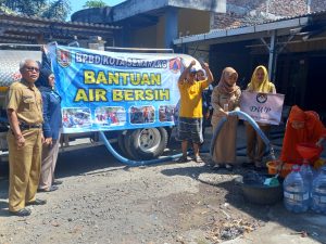 Merespon cepat keluhan warga yang kekurangan air bersih dampak El Nino, BPBD mengirim 67 tangki untuk 2060 jiwa di delapan (8) kecamatan di Kota Semarang.