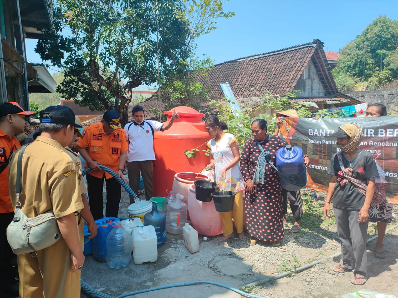Pemerintah Kota Semarang melalui BPBD mengirim 67 tangki untuk 2060 jiwa di delapan (8) kecamatan di Kota Semarang