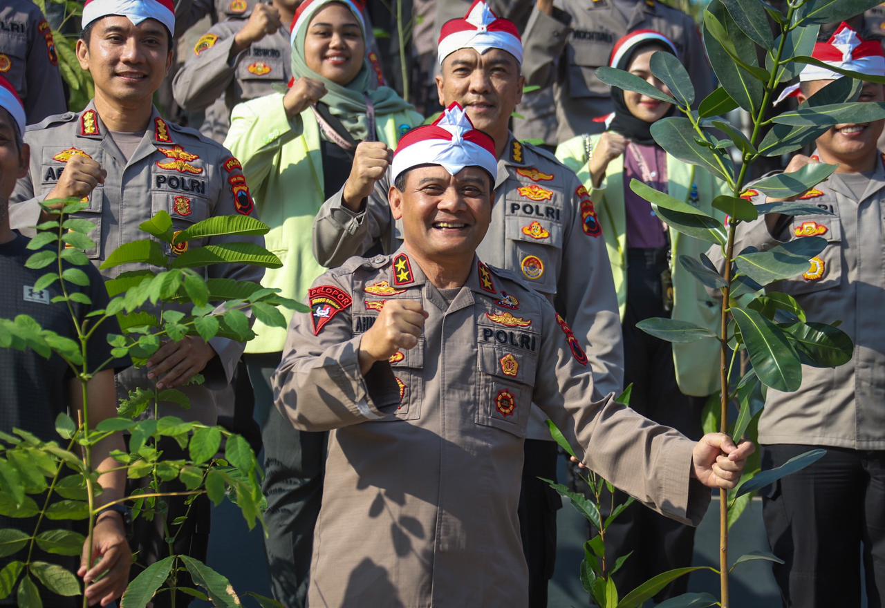 Kapolda Jateng Irjen Pol Ahmad Luthfi saat memimpin kegiatan penanaman pohon di sekitar Waduk Jatibarang Kecamatan Gunungpati Semarang, Rabu (23/8/2023).