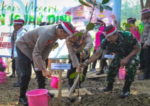 Kapolda Jateng Irjen Pol Ahmad Luthfi saat tanam pohon di sekitar Waduk Jatibarang Kecamatan Gunungpati Semarang, Rabu (23/8/2023).