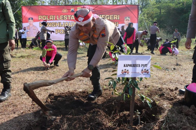 Kapolresta Pati Kombes Pol Andhika Bayu Adhittama saar menanam pohon di kawasan hutan Tlogowungu petak 121 RPH Desa Regaloh Kecamatan Tlogowungu Kabupaten Pati, Rabu (23/08/2023).