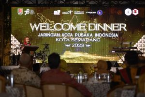 Wali Kota Semarang, Hevearita Gunaryanti Rahayu saat memberikan sambutan didepan 73 kota/kabupaten pusaka se-Indonesia dalam Welcome Dinner di gedung Cagar Budaya Borsumy, Kota Lama Semarang, Selasa (22/8). 
