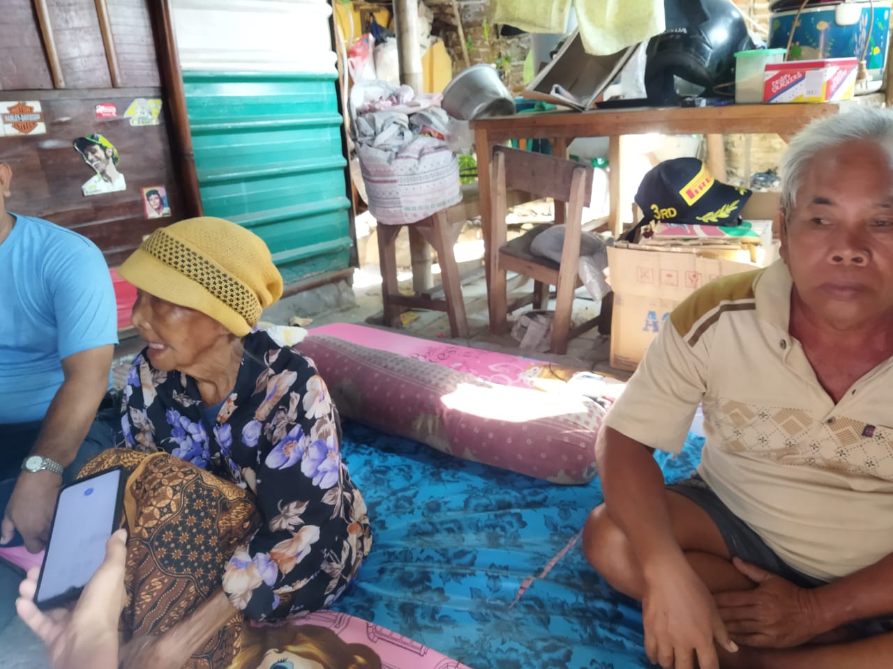 Mbah Sarinem saat disambangi wartawan di Jl Bima 1 RT 2/5, Kelurahan Pendrikan Lor Kecamatan Semarang Tengah, Kota Semarang, pada Selasa (2/8/2023).