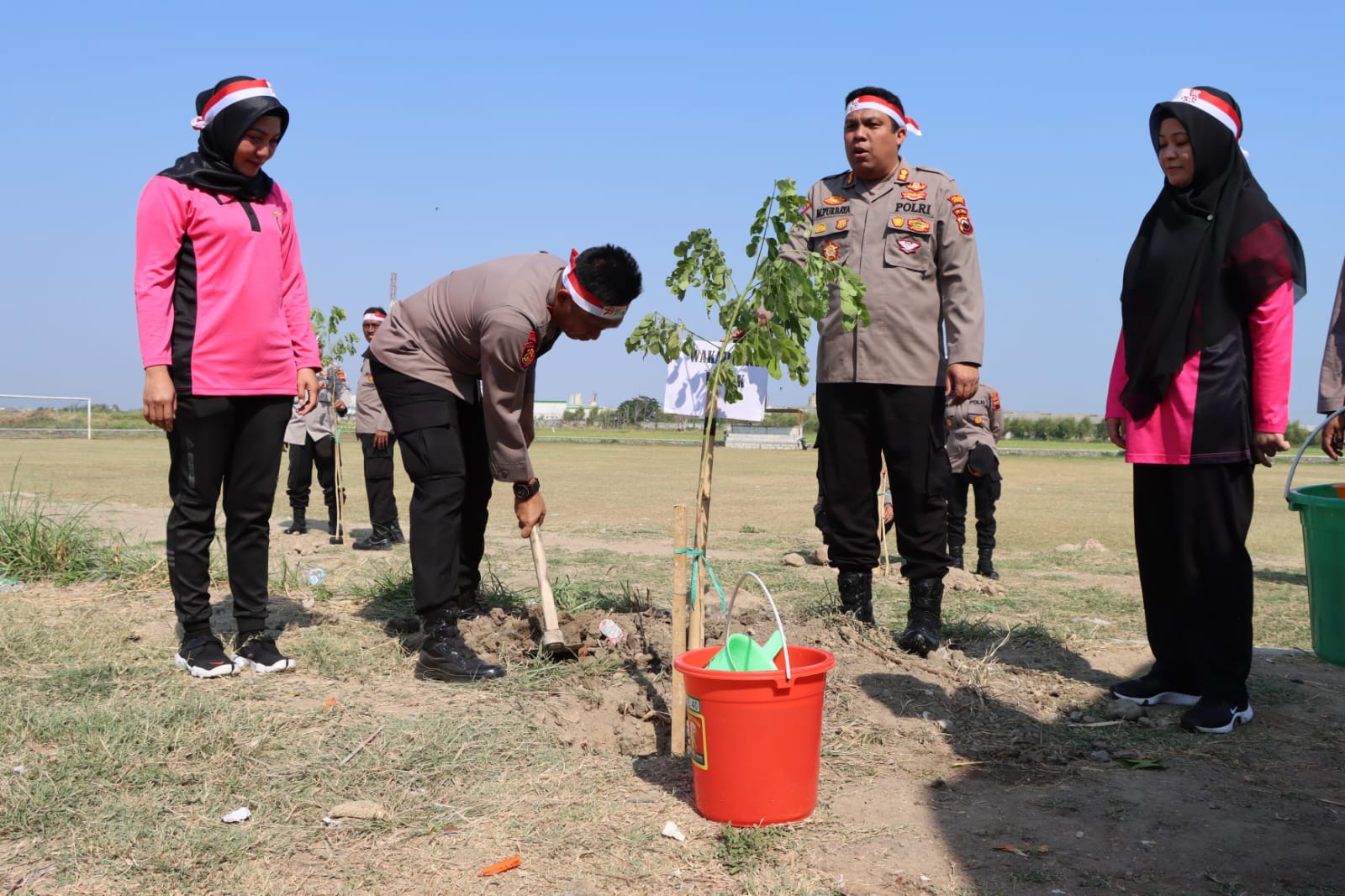 Kapolres Demak AKBP Muhammad Purbaya turun langsung menanam pohon di Lapangan Surowangi, Desa Dukun, Kecamatan Karangtengah Demak, Rabu (23/8/2023).