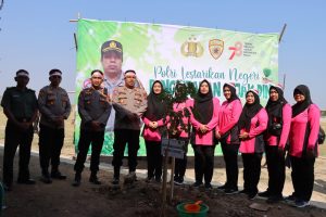 Kapolres Demak AKBP Muhammad Purbaya beserta Pejabat Utama dan Bhayangkari Cabang Demak turun langsung menanam pohon di Lapangan Surowangi, Desa Dukun, Kecamatan Karangtengah Demak, Rabu (23/8/2023).