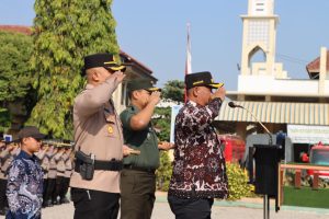 Tiga Pilar pimpinan saat memimpin apel gelar pasukan dalam rangka kesiapsiagaan kebakaran hutan dan lahan (Karhutla) di wilayah Kabupaten Pati, Kamis (24/8/2023) pagi. 