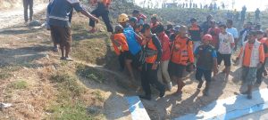Tim Sar saat mengevakuasi Sukadi (45) warga Dusun Bago Wuluh RT 18 Desa Ngepringan Kecamatan Jenar Kabupaten Sragen, yang dilaporkan tenggelam di Waduk Pindi Desa Mlale Kecamatan Jenar.