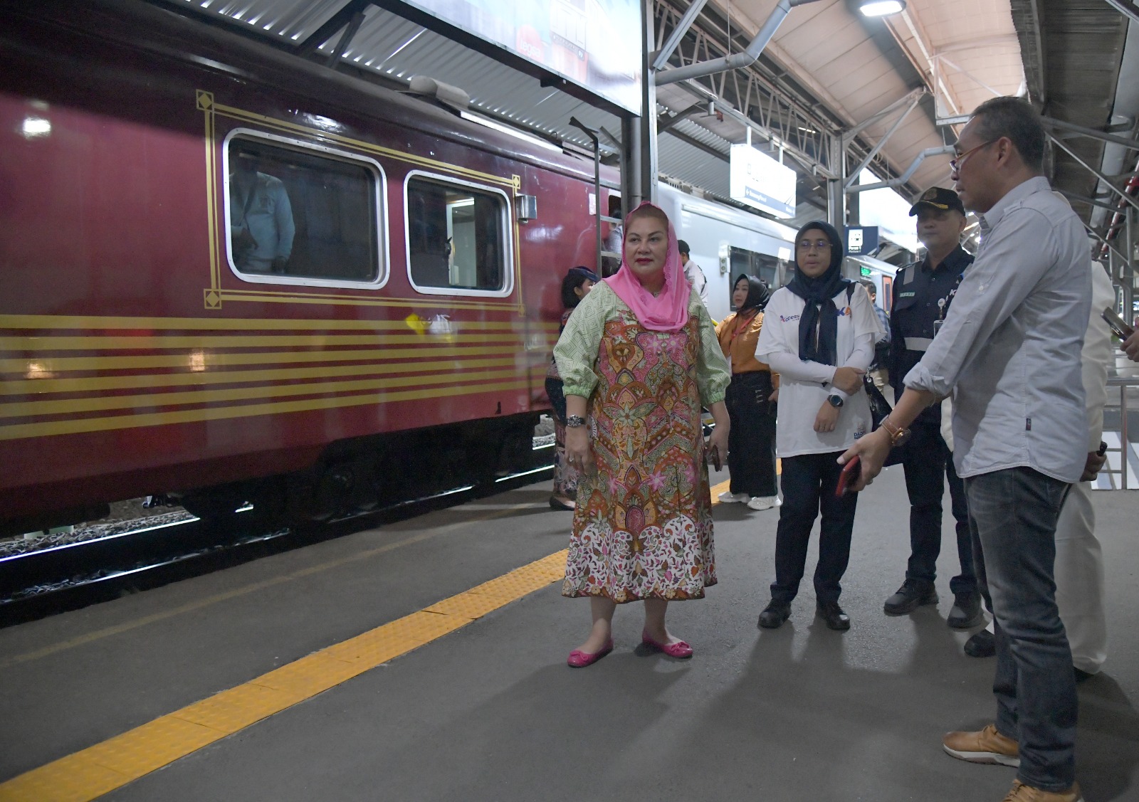 Wali Kota Semarang Hevearita Gunaryanti Rahayu saat bersama peserta Rakernas X JKPI Heritage Tour dari Stasiun Tawang Kota Semarang menuju Stasiun Kedungjati di Kabupaten Grobogan.